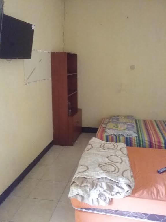 Tempat Tidur & Sarapan Budi House & Food Station *