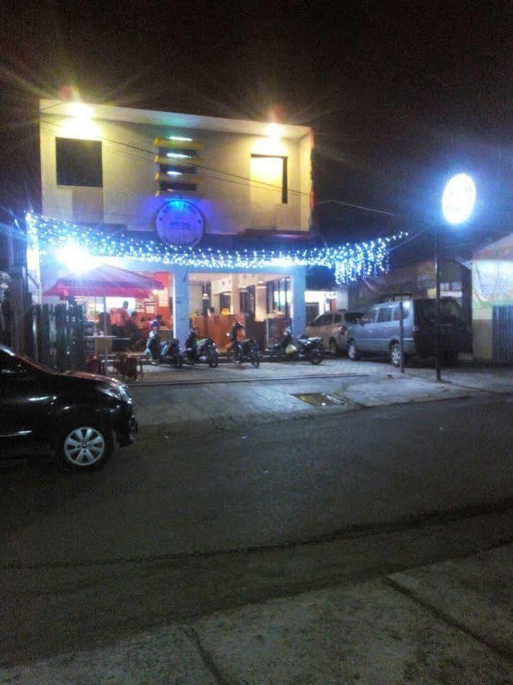 Budi House & Food Station Bandung